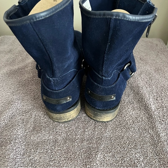 Restricted blue suede ankle booties with outside zip and buckle detail. Elvis - Picture 5 of 9